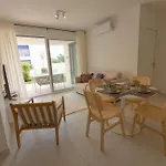 Central 2Br Apt, Steps To Ria Formosa, Pool & Gym 아파트 *